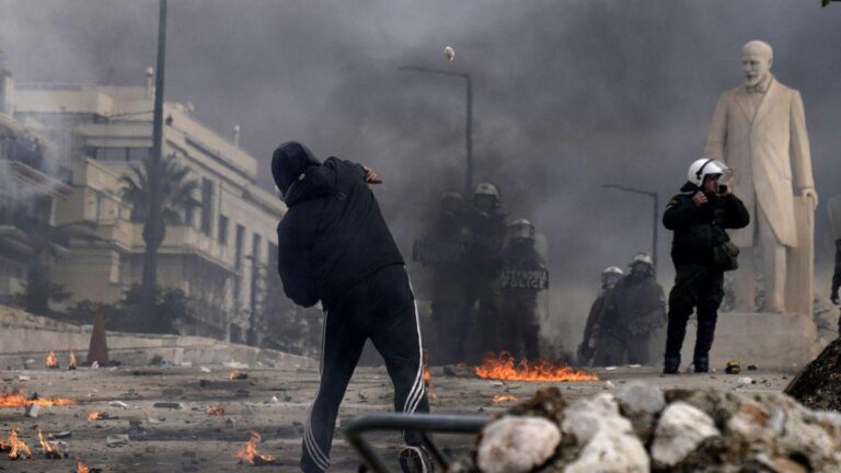 Clashes erupt in Argentina during pensioners’ protest – Yahoo News UK