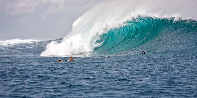 Massive Waves⁢ Caused‍ by Cyclone Threaten Coastal Safety