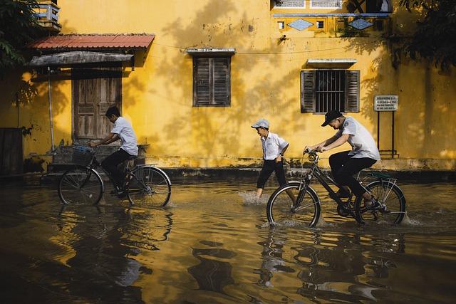 Severe⁤ Flooding Causes Widespread Displacement of Vehicles